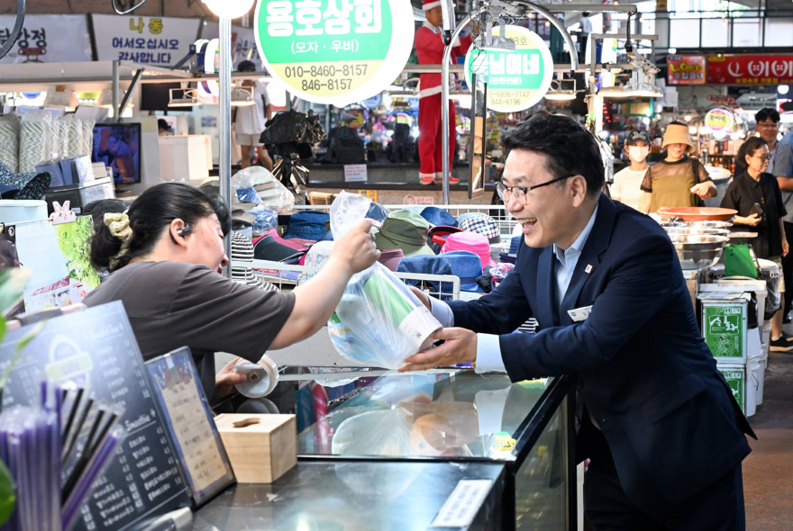 2.일자리경제과(김원기+의정부시장,+제일시장+찾아+폭염예방물품+전달)2.JPG