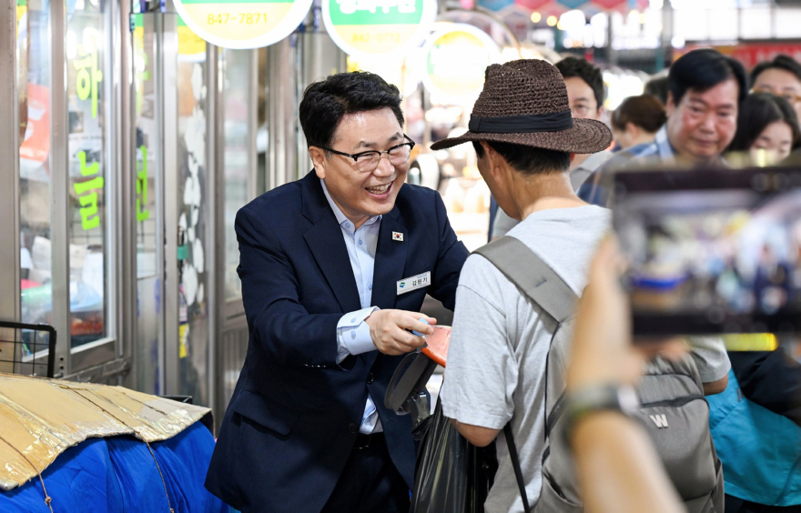 2.일자리경제과(김원기+의정부시장,+제일시장+찾아+폭염예방물품+전달)5.JPG