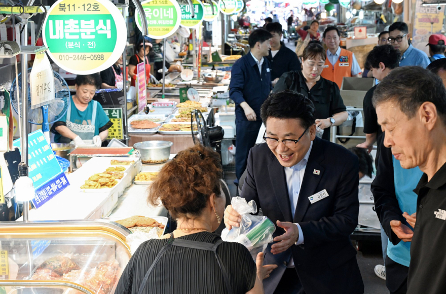 2.일자리경제과(김원기+의정부시장,+제일시장+찾아+폭염예방물품+전달)4.JPG