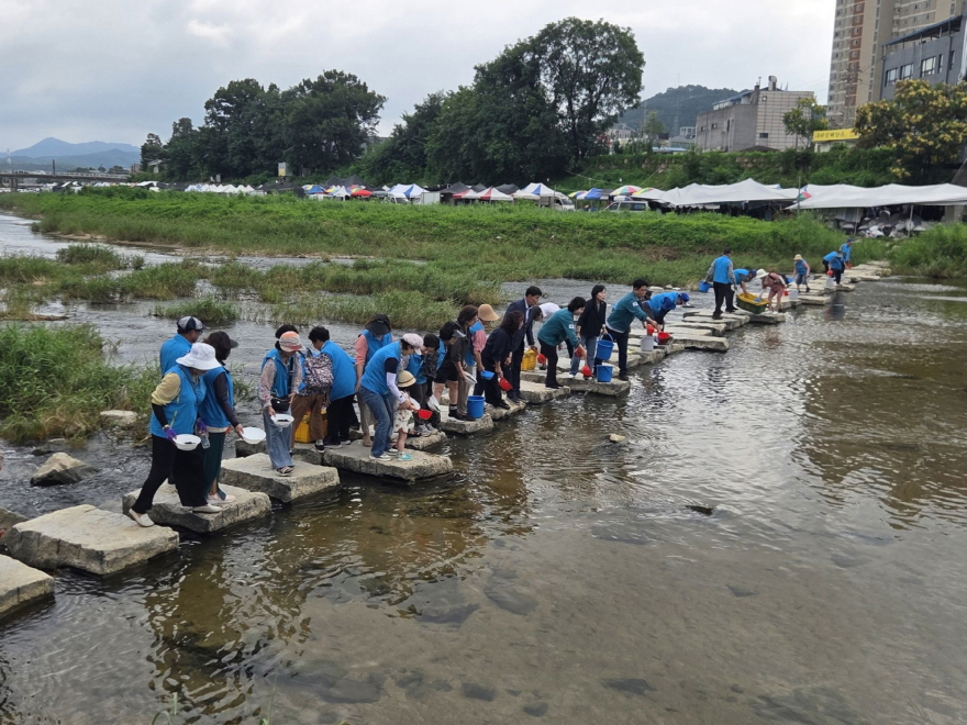 8-3 국가유공자환경운동본부 포천시직할회 '미꾸라지 방류행사 및 환경정화활동' 실시2.jpg
