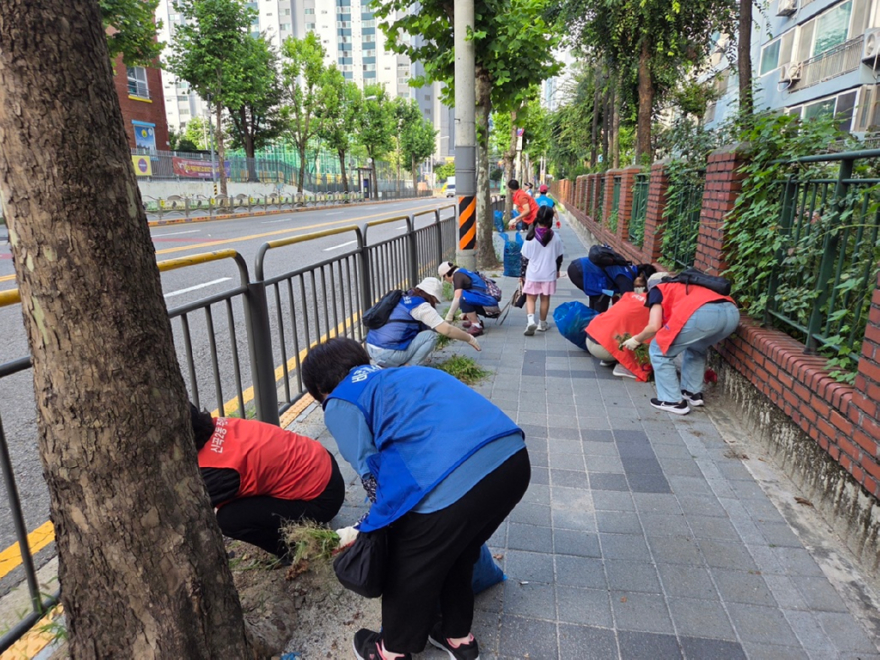 7.신곡2동(신곡2동,+무성한+잡초+걷어내고+여름+거리+말끔히…하절기+환경정비+실시)2.jpg