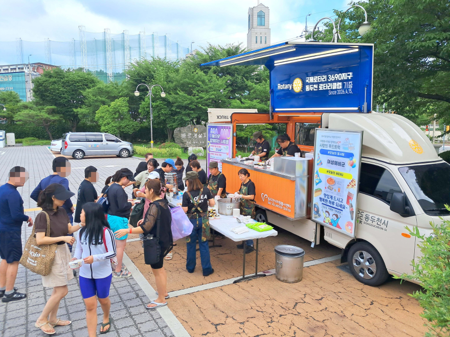 7. 동두천시자원봉사센터, 여성예비군과 함께 장애인 부모연대에 ‘사랑의 푸드트럭’ 따뜻한 나눔(2).jpg