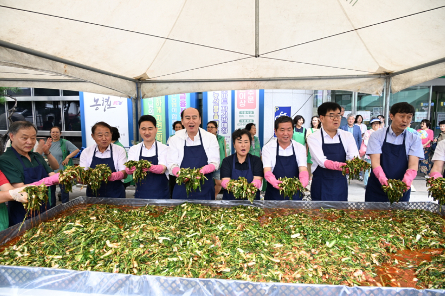 3. 동두천시 새마을부녀회, 열무 소비 촉진을 위한 김치 담그기 동참(2).jpg