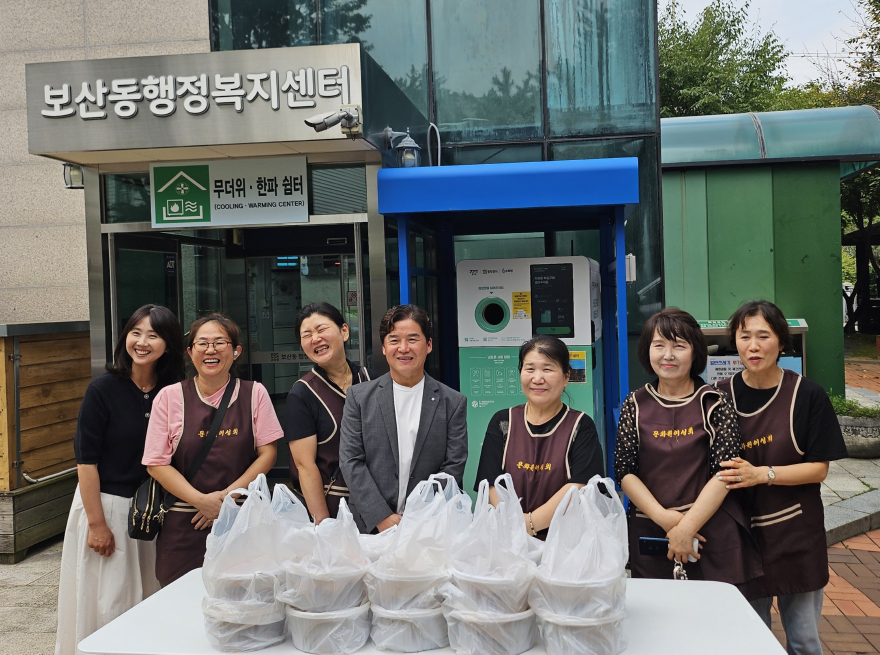 9. 동두천 문화원 여성회, 보산동 중장년 취약계층에 계절김치 전달.jpg