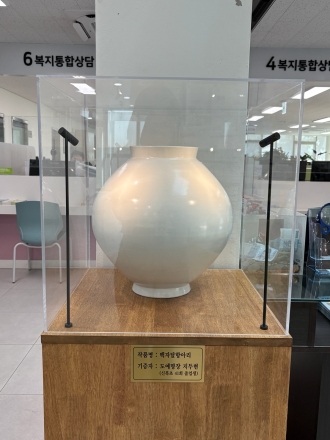 포천 신북면사무소의 변신… 딱딱한 민원실이 ‘우리 동네 작은 미술관’으로