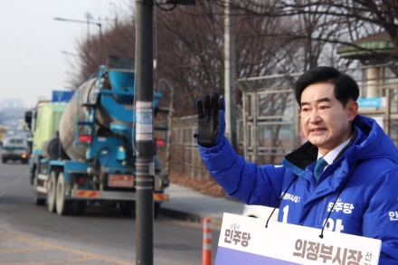 안병용 전 의정부시장, 민락동서 도·시의원 예비후보와 ‘새벽 출근 인사