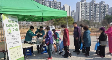 동두천시, ‘폐페트병 3천 개가 편백나무로’... 식목일 자원순환 행사 ‘성료’