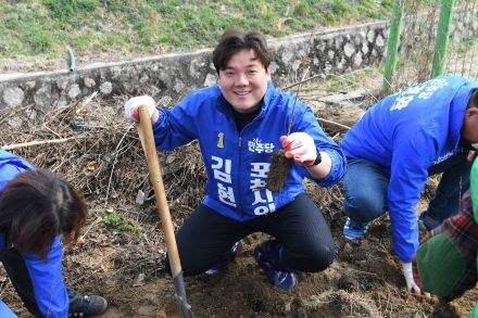 김현규 포천시의원·포천시새마을회, 식목일 앞두고 ‘푸른 포천’ 위한 식수 행사 전개