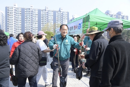 김승호 동두천시의장, ‘미래 20년’ 담은 자작나무 식재… 안흥동 숲길 조성 박차