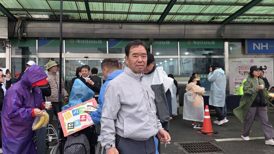 빗속 대장정 녹인 개성인삼농협의 온정, "함께 가니 길지 않다"