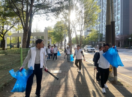 동두천 송내동, 봄맞이 ‘강변공원’ 대청소… 바르게살기위·행정복지센터 ‘맞손’