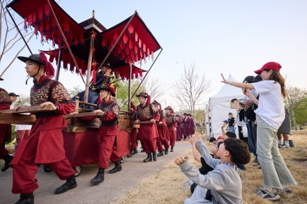 600년 전 왕의 행차 재현... ‘제9회 양주 회암사지 왕실축제’ 화려한 개막