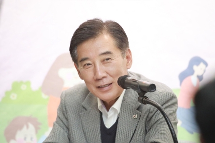 “줄 세워 나눠주는 복지에서 벗어나야”… 박윤국, 군내면 간담회서 ‘자립형 복지’ 구상 제시