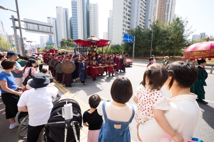 도심 한복판에 재현된 조선의 위엄... 양주 회암사지 왕실축제 ‘어가행렬’ 성료