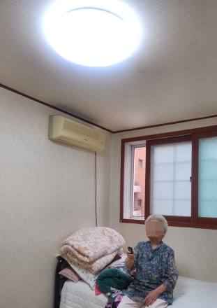 송산2동, 누워서 불 끈다… 거동 불편 어르신에 ‘리모컨 LED등’ 선물