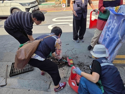 의정부시 송산3동, 집중호우 대비 빗물받이 정비 및 폭염 예방 캠페인 전개