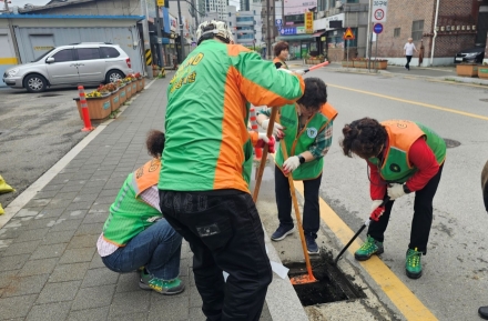 여름철 집중호우 대비 배수시설 선제적 정비… 양주시, 지역자율방재단과 빗물받이 대대적 준설