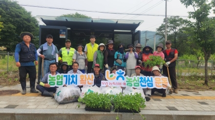 NH농협동두천시지부, 안흥동서 모종 2,000개 식재… 농촌마을 재생 시험대