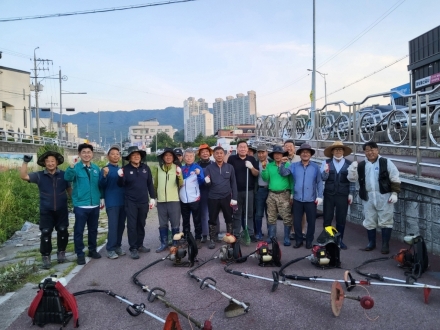 포천동 통장협의회, 현충일 맞아 신읍천 생태하천 환경정화 활동 전개