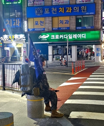 터미널 앞 햄버거와 명함 한 장… 밤 깊은 호병골길에서 ‘어른’을 묻다