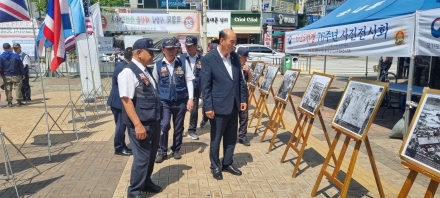 지행역 광장 수놓은 ‘6·25전쟁 76주년 사진전’… 안보 의식 고취와 보훈 네트워크 과제