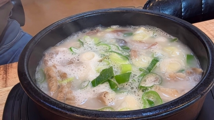​[현장스케치] 뚝배기 가득 피어나는 정성, 신북면의 숨은 보배 ‘봉당순대국’을 만나다