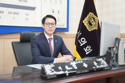 정치인의 마지막 뒷모습이 이토록 담담하고도 먹먹할 수 있을까.