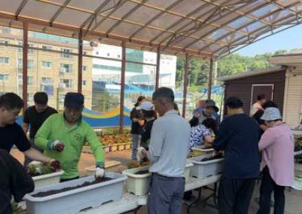동두천시 생연1동 주민자치회, 통학로 아동 정서 지원 위한 꽃 화분 조성