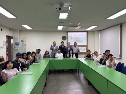 포천시법무사회·종합사회복지관, 지역 청소년 8명에 장학금…10년째 이어온 ‘상생 나눔’