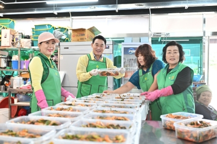 포천시새마을회, '찾아가는 행복밥상' 시동…소외계층 200가구에 계절김치 전달