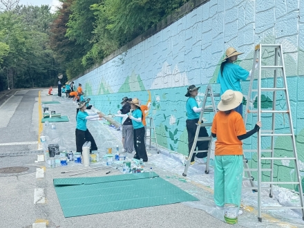 상명대 문화예술대학, 포천 일동면서 7박 8일간 벽화봉사 '구슬땀'