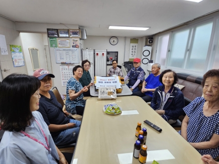 한국자유총연맹 동두천시 생연1동위원회, 경로당에 중복 맞이 위문품 전달