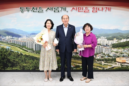 동두천시, 전출·퇴임 관내 초·중 교장에 ‘교육발전유공’ 감사패 전달